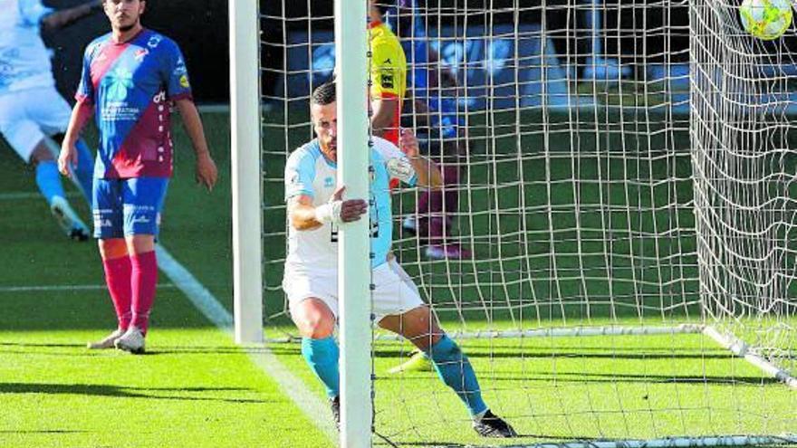 Primo empuja en el segundo palo el gol que suponía el 2-0 para el Compostela.