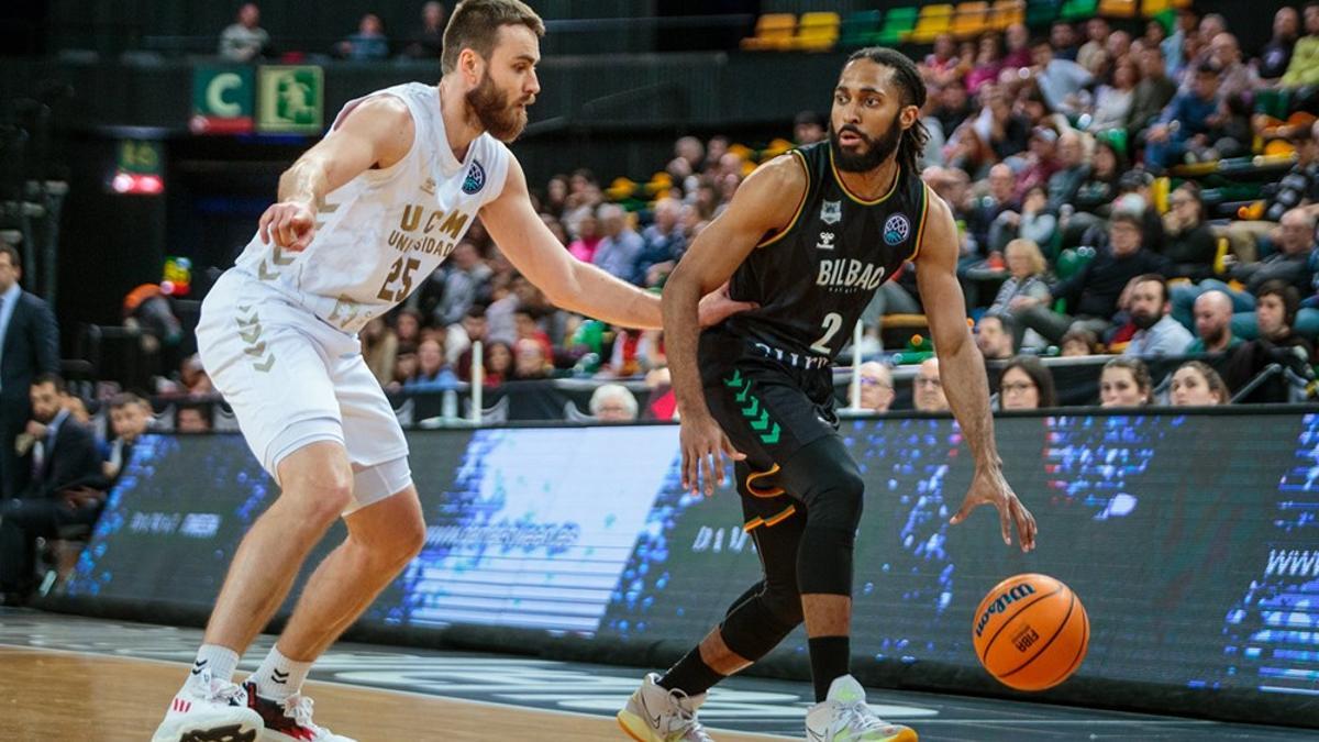 David Jelínek, del UCAM Murcia, ante Adam Smith durante el partido.