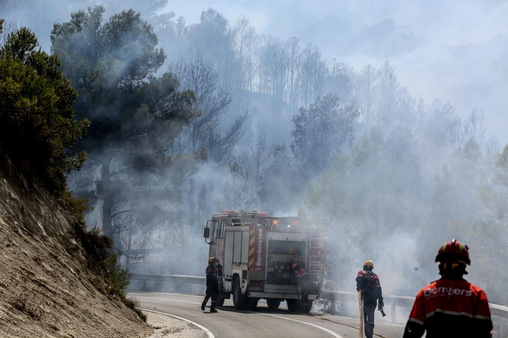 Los bomberos luchan contra el fuego en Guadalest