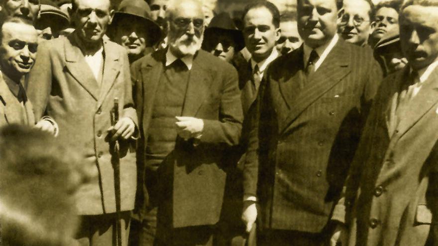 El alcalde Cruz López -con bastón de mando- junto a Miguel de Unamuno, Ángel Galarza, Julián Rueda y otros.