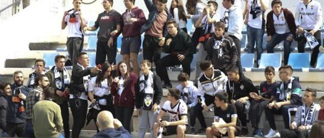 Aficionados de las peñas en un partido del Ontinyent CF.