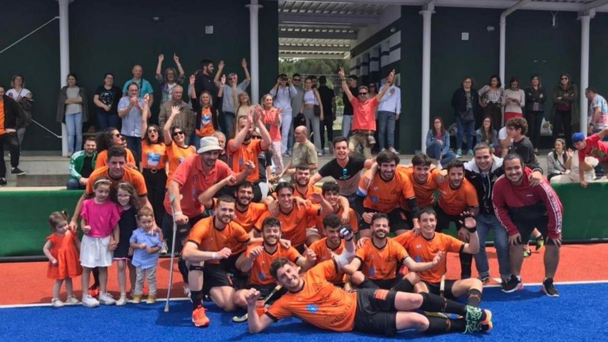 El CH Barrocás, celebrando el ascenso tras vencer al Xaloc. |  // FDV