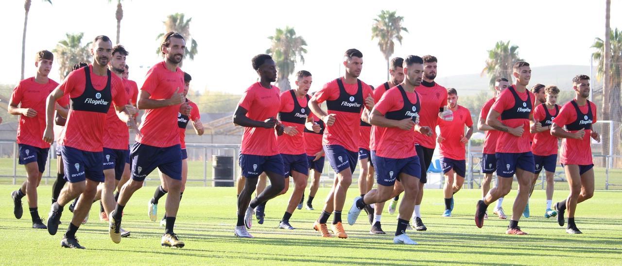 La plantilla del Córdoba CF durante la sesión de trabajo de este jueves.