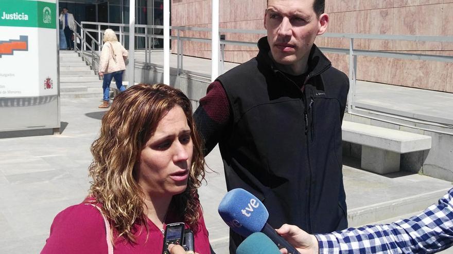 Los padres de Lucía Vivar, en la Ciudad de la Justicia.