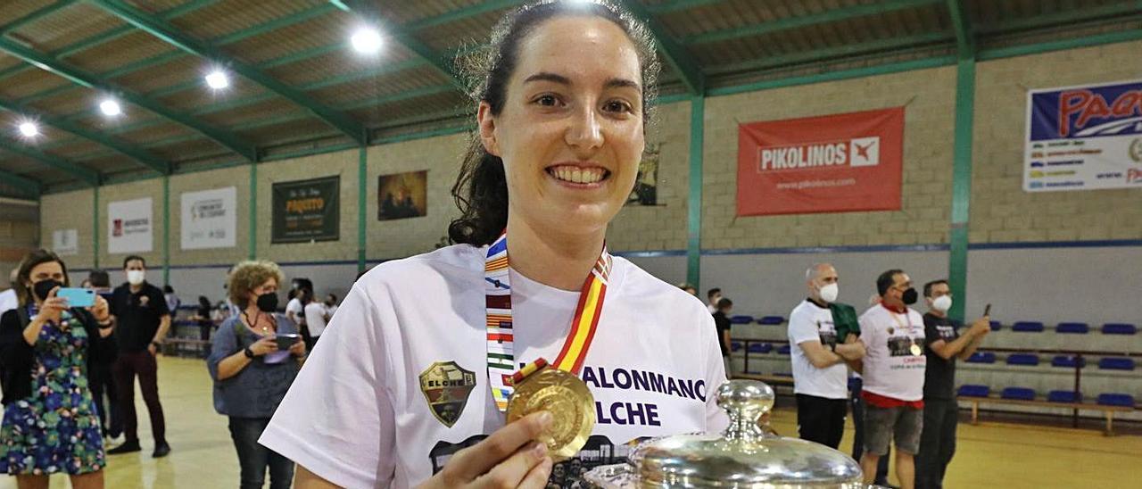 Ana Martínez muestra el título de Copa de la Reina ganado por el Club Balonmano Elche. | ANTONIO AMORÓS