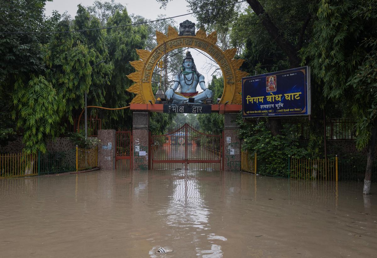 El aumento del nivel del agua del río Yamuna después de las lluvias monzónicas en Nueva Delhi.