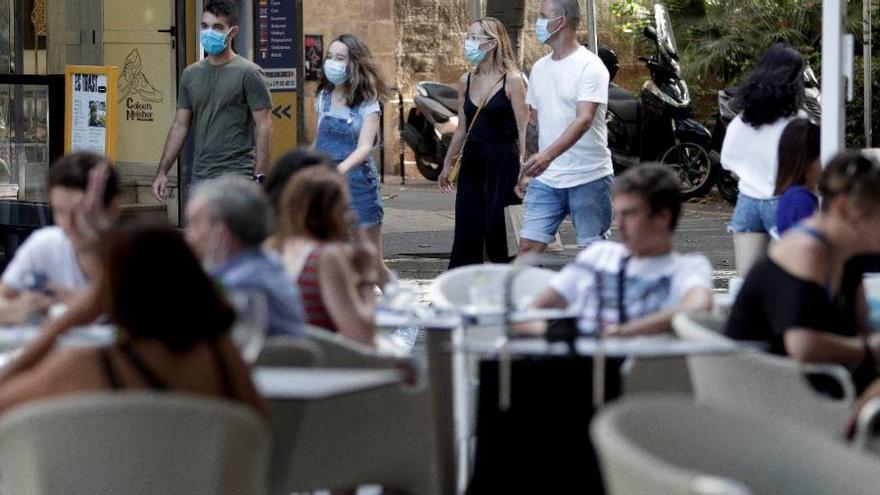 Auch beim Warten aufs Essen muss Maske getragen werden.