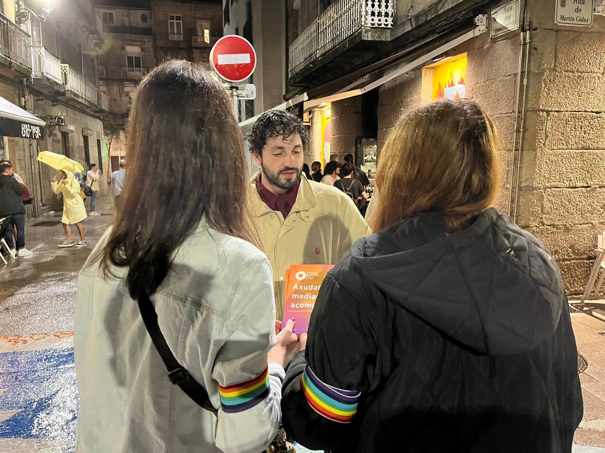 Reparto de folletos en la calle Irmandiños para evitar agresiones LGTB
