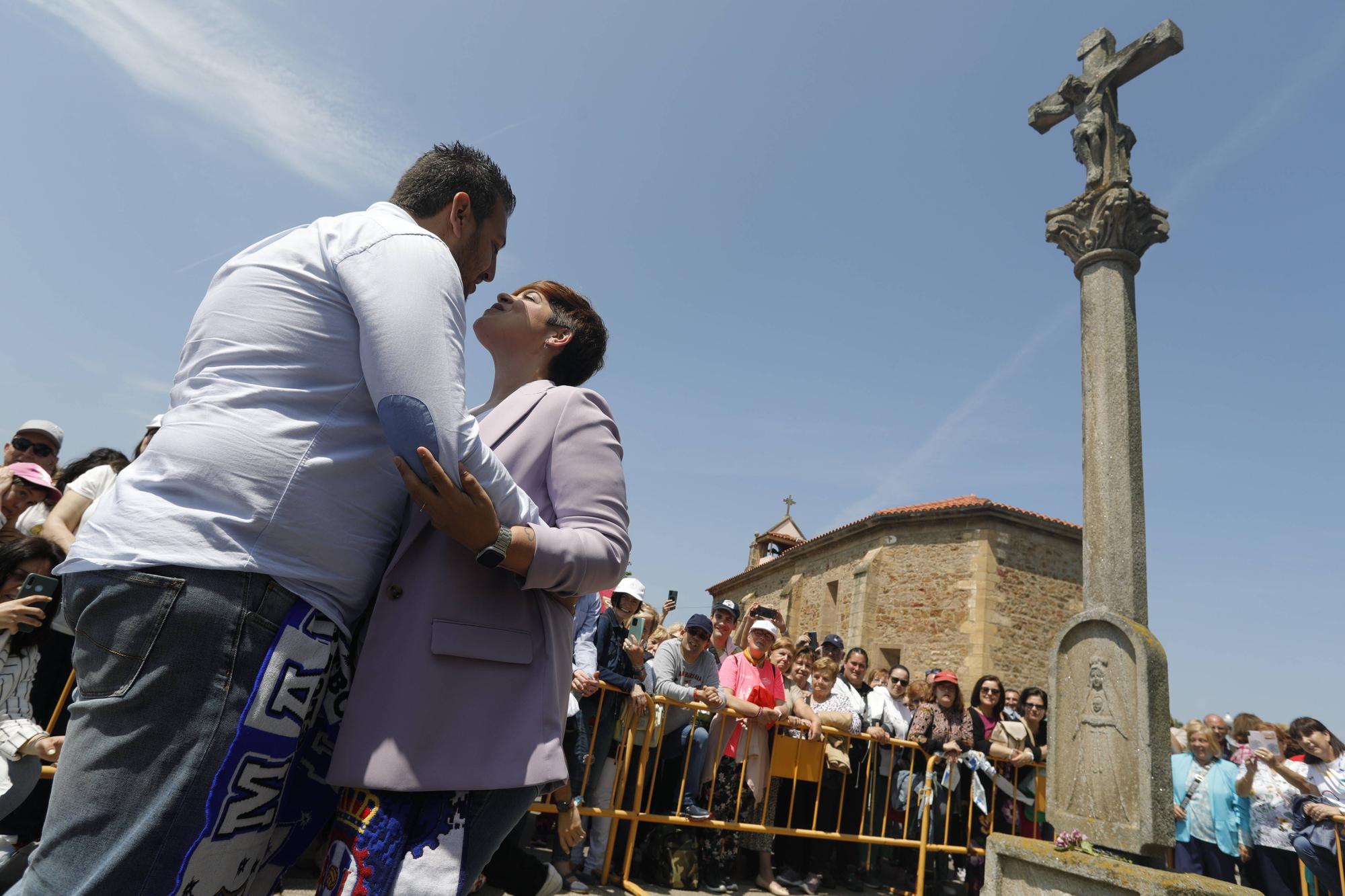 En imágenes: Tradicional rito del beso en la ermita de La Luz de Avilés