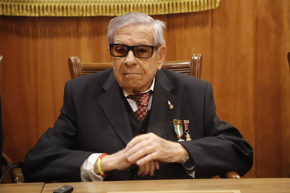 A.J.González Córdoba 10.30 Manu Larrea pasa este tema, que le gustaría hacer él mismo. La Hermandad de Veteranos de Artillería de Córdoba celebrará un homenaje a Pedro Jiménez Peláez, el artillero más antiguo de Córdoba y uno de los más antiguos de España, "un hombre que ha atravesado el siglo XX con la serenidad del soldado que conoce el valor de la disciplina, la amistad y la memoria"