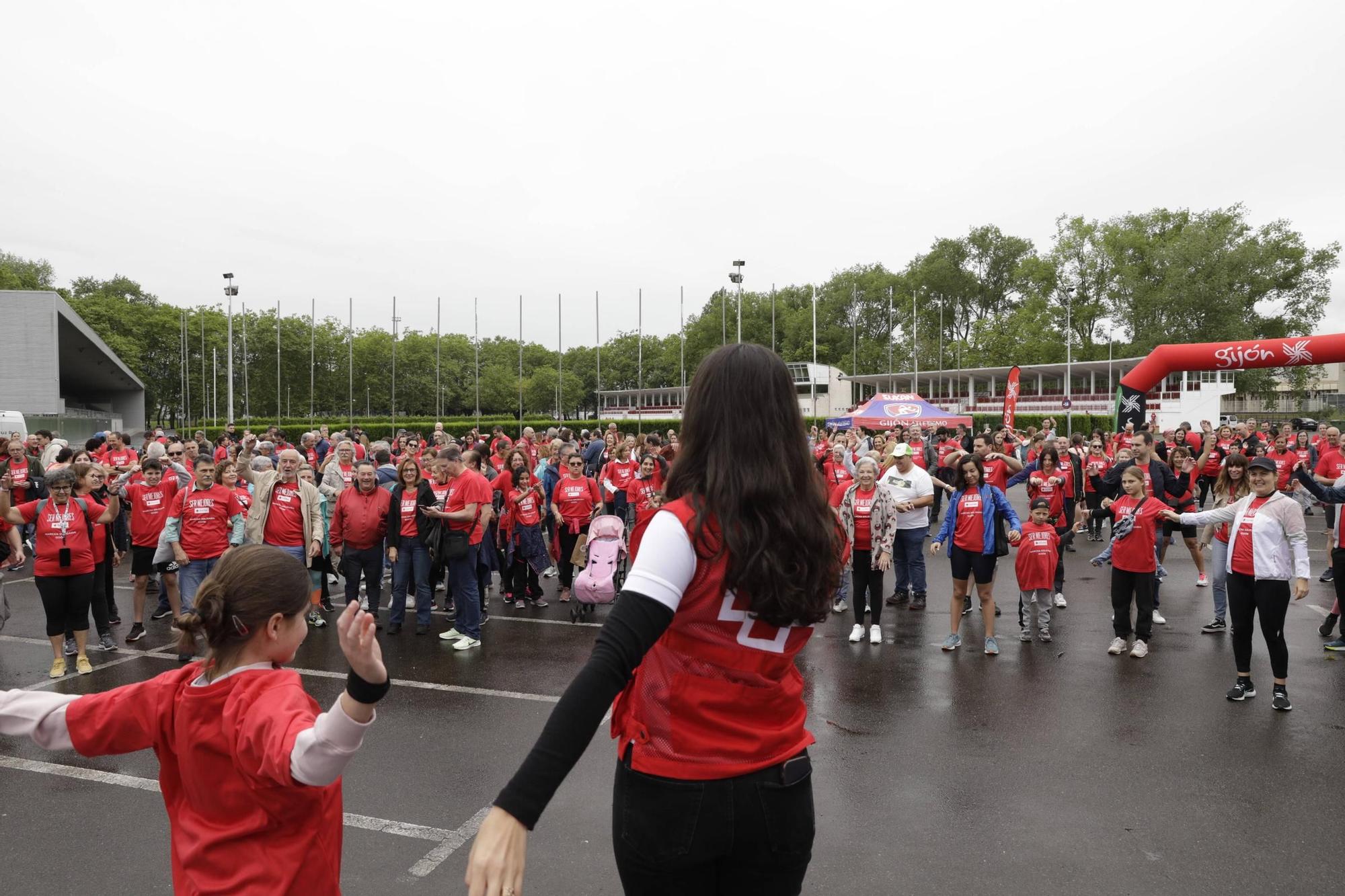 Así fue la marcha solidaria de Cruz Roja en Gijón (en imágenes)