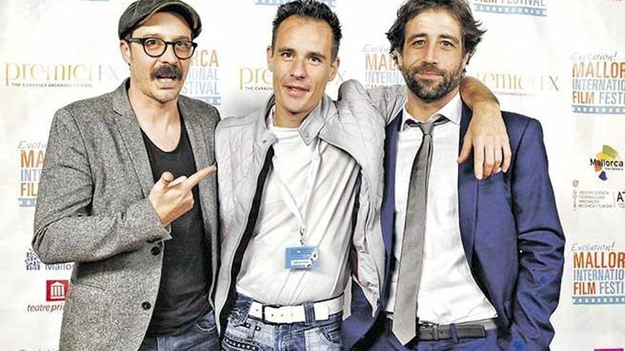 Los actores Fele Martínez y Leo Rivera junto al director David Sousa (c) en el estreno en Ciutat.