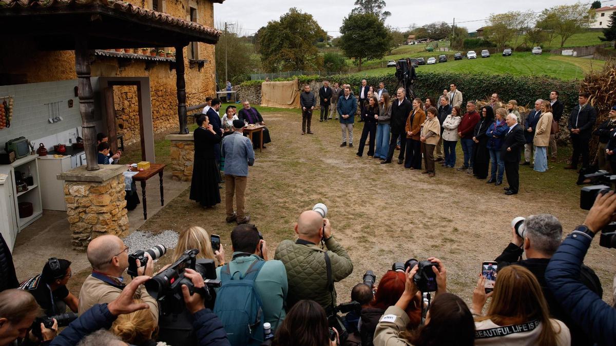 La familia real, durante su visita a Valdesoto el pasado mes de octubre.