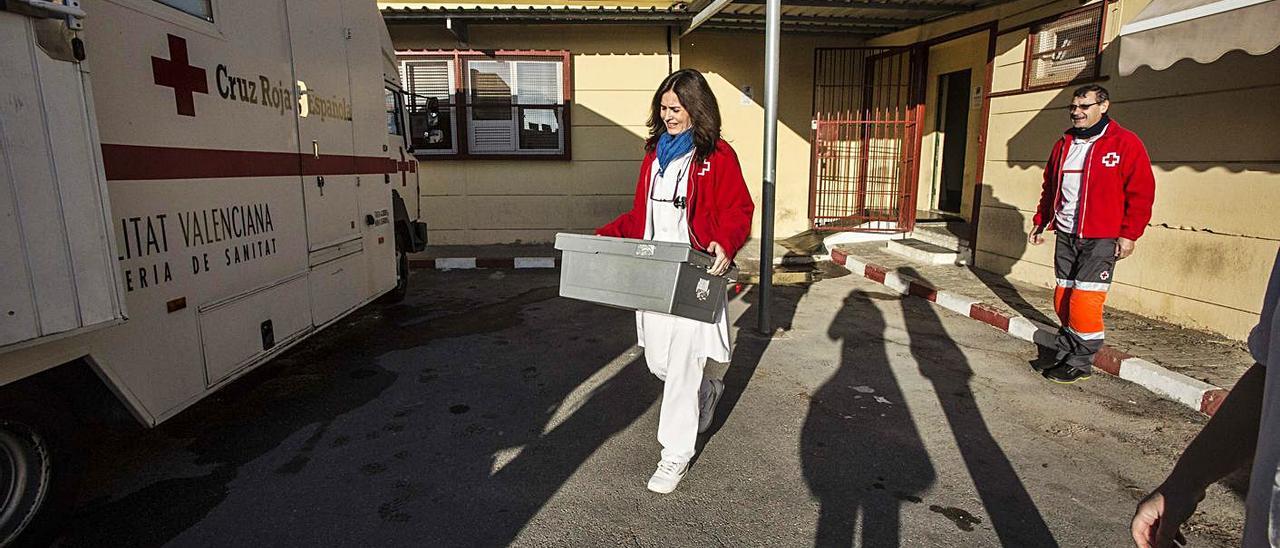 Trabajadores de Cruz Roja llevan al «metabús» las dosis para repartir entre los usuarios. | PILAR CORTÉS