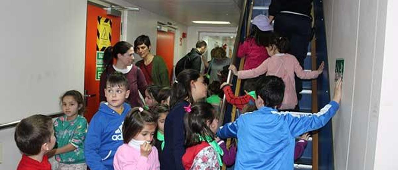 Una imagen de los escolares en el interior del buque. FDV