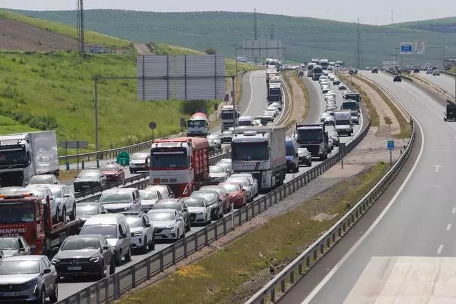 Un accidente en la A-45 en Córdoba con varios vehículos implicados provoca importantes retenciones