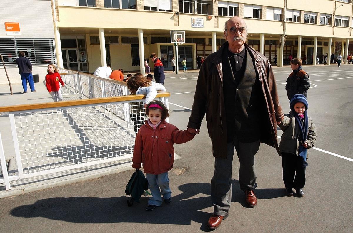 Labordeta con sus nietas en la campaña de 2004.