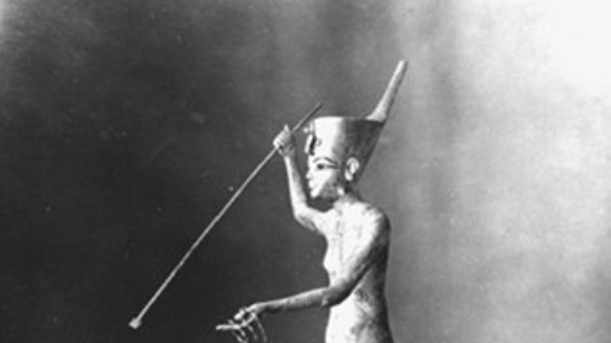 Estatua de Tutankamon con un arpón