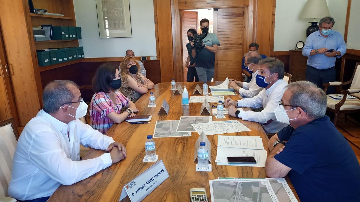 El consejero de Vertebración del Territorio, José Luis Soro, reunido con la alcaldesa de Ejea, Teresa Ladrero, el alcalde de Tauste, Miguel Ángel Francés y la teniente de alcalde de Gallur, María Pilar Capdevila.