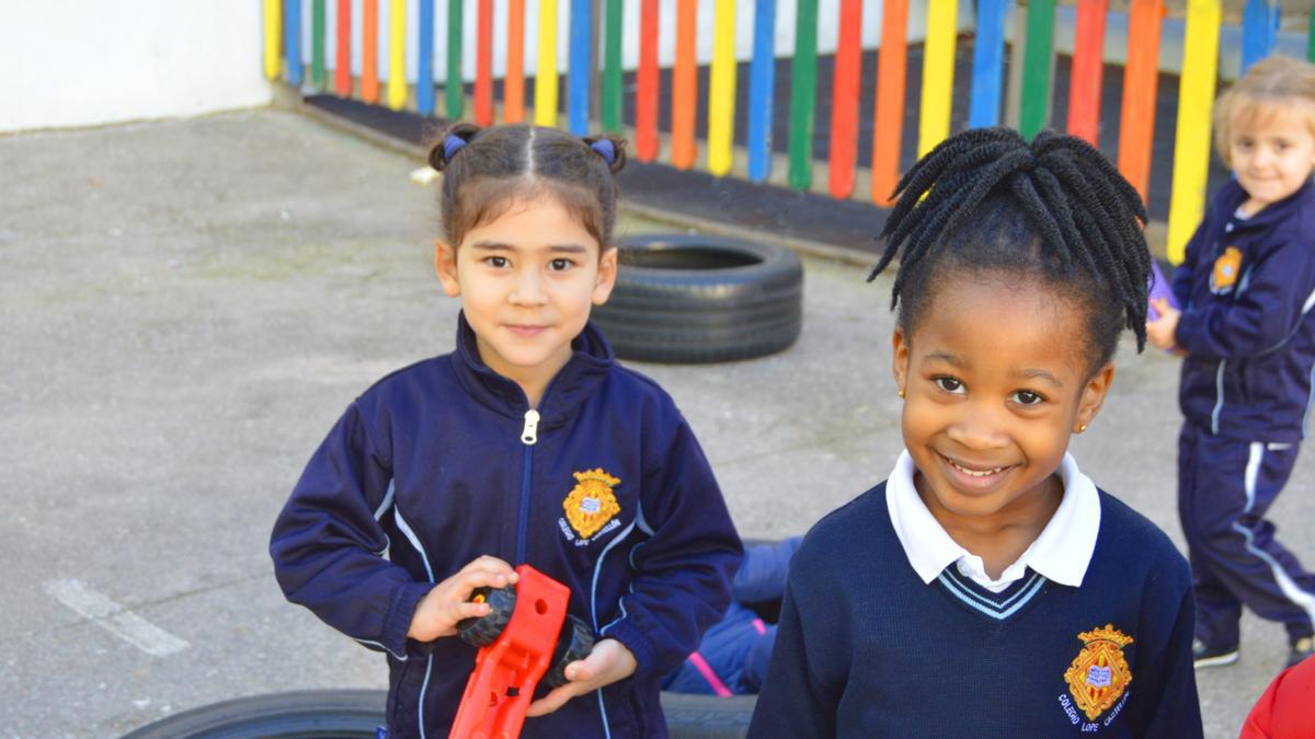 Los escolares disfrutan de espacios para disfrutar y ejercitarse, así como de aulas equipadas con material tecnológico.