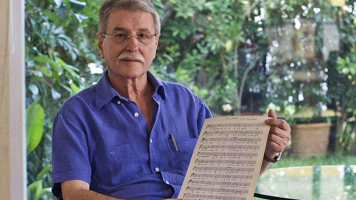 El músic valencià amb la partitura del ‘Tio Canya’. | DANIEL TORTAJADA