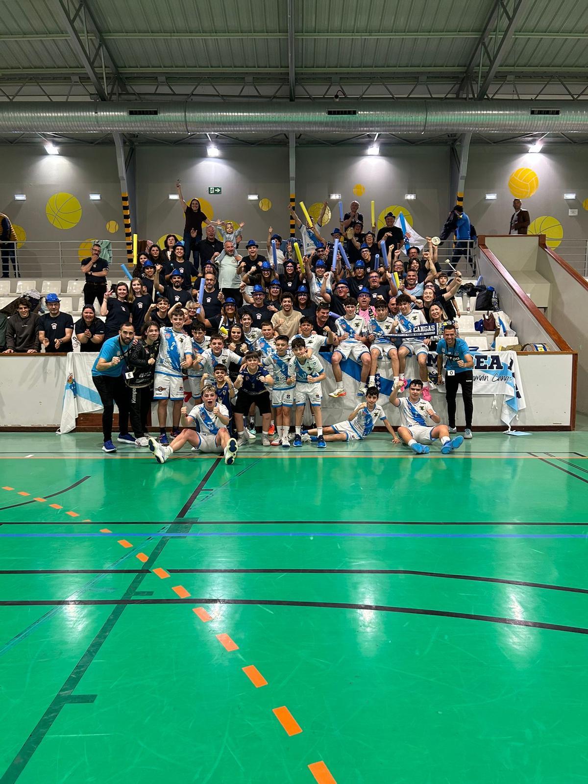 Los infantiles del As Casiñas Luceros celebran uno de sus triunfos en el Sector en Gijón.