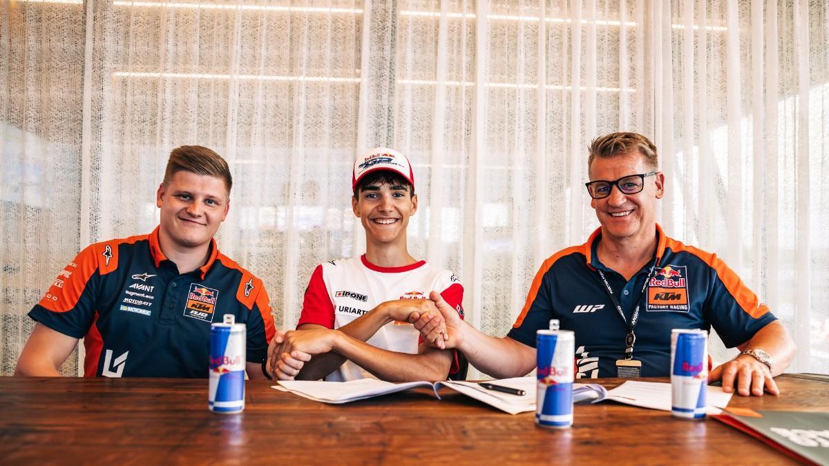 Uriarte, junto a los Ajo, en la firma de su contrato