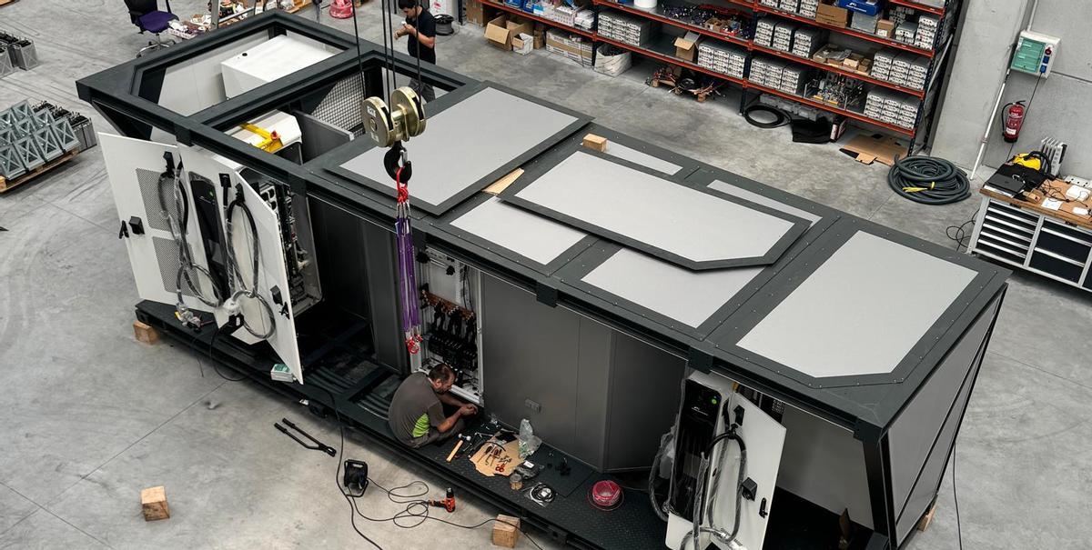 Operarios trabajando en la estación Green Charge Flex (GCF), de Little Electric Energy