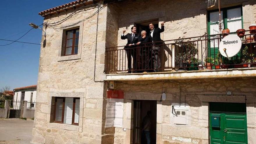 Juan Carlos Suárez-Quiñones, Benito Sánchez Piorno y Alberto Castro en el balcón de la casa.