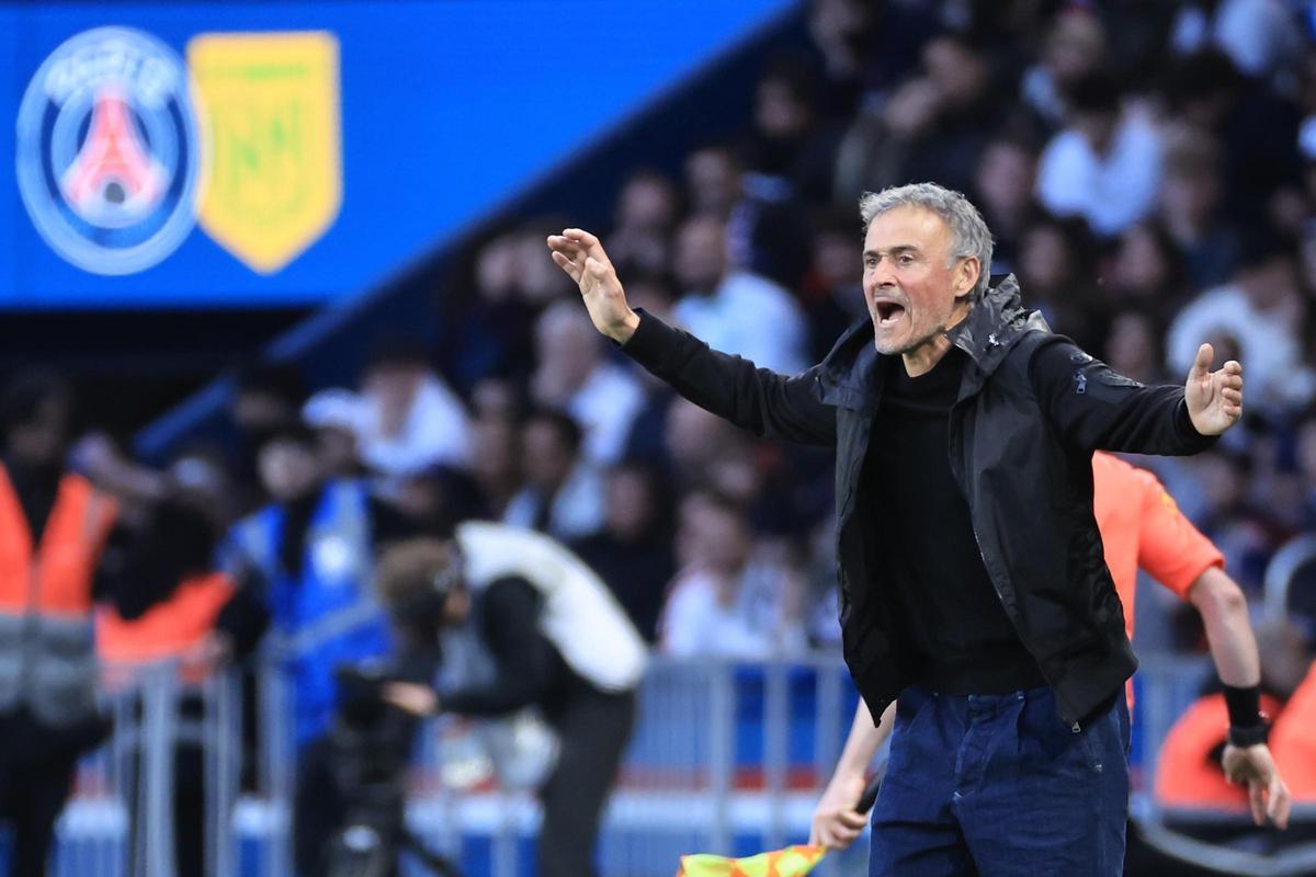 El entrenador del París Saint-Germain, Luis Enrique, gesticula durante el partido de fútbol de la Ligue 1 francesa entre el PSG y el FC Nantes