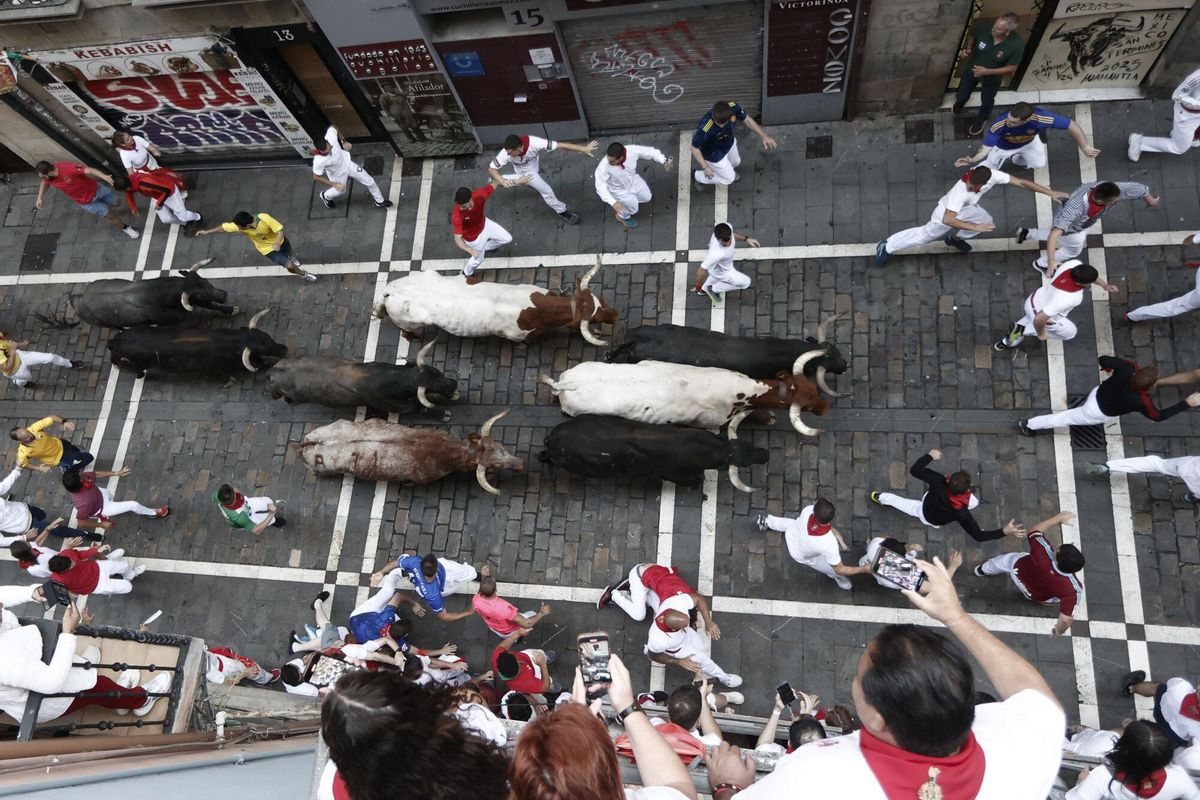 Una veloz carrera de los Miura pone punto final a los encierros de Sanfermines 2025