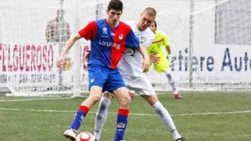 El azulgrana Carly protege el balón ante la presión del central de La Roda Chupi.