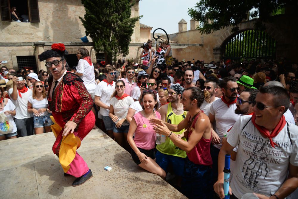 Palma feiert Stierlauf von Pamplona mit Schubkarren