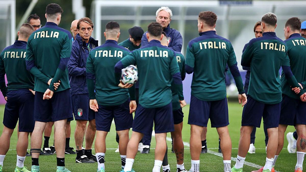 Mancini habla con sus jugadores durante el entrenamiento de ayer. |  // REUTERS