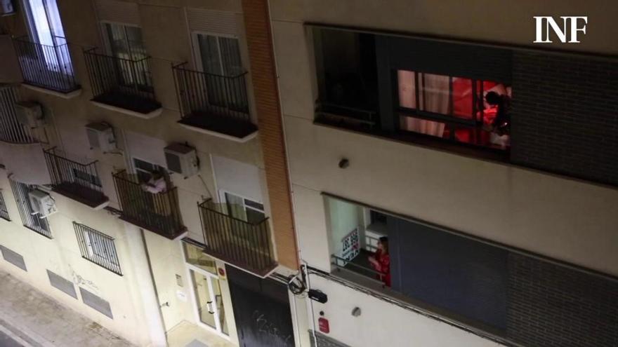 Los alicantinos aplauden desde sus balcones a los sanitarios por su lucha contra el coronavirus