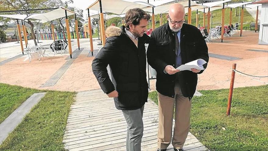 El Ayuntamiento instala varios módulos de sombra en la Ciudad de los Niños