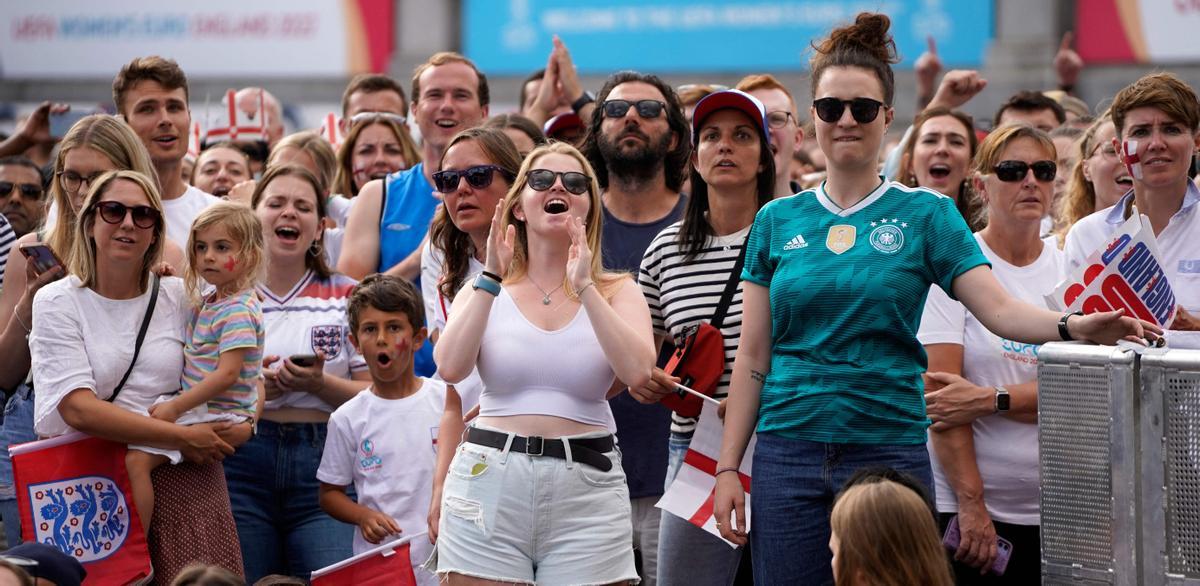 Los seguidores reaccionan a la acción en la pantalla grande mientras ven el partido de fútbol final de la Eurocopa Femenina de la UEFA 2022 que se juega en el estadio de Wembley entre Inglaterra y Alemania, en la fan zone de Trafalgar Square, en el centro de Londres, el 31 de julio de 2022.