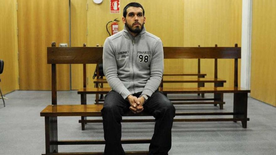 El agresor, Óscar Martínez Rodríguez, antes del inicio del juicio en el juzgado de lo Penal. // Brais Lorenzo