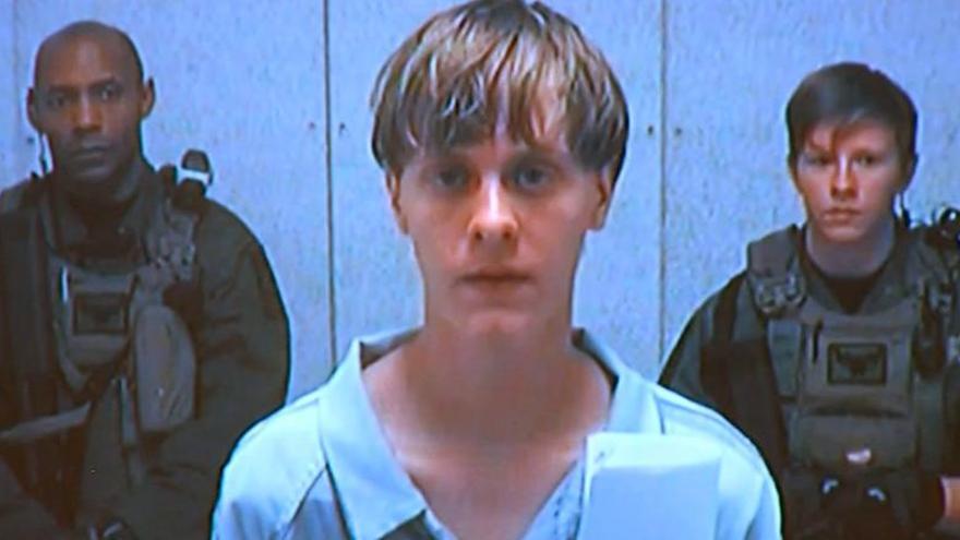 Dylann Roof, escoltado por dos policías en el juzgado.