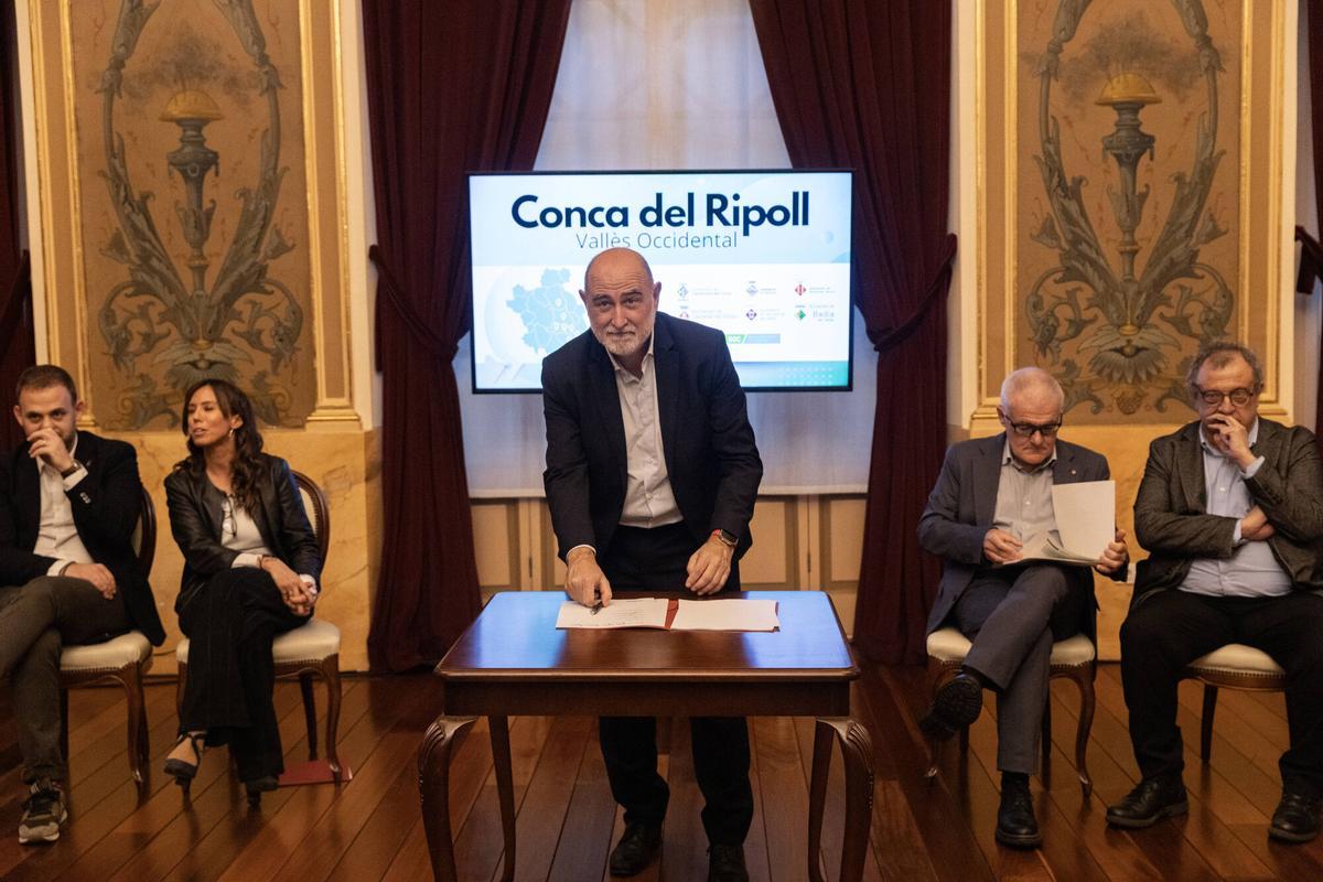 Conca del los Municipios del Riu Ripoll, firma protocolaria de ocupación en el Teatro Principal de Sabadell, Barcelona. 12 de noviembre de 2025