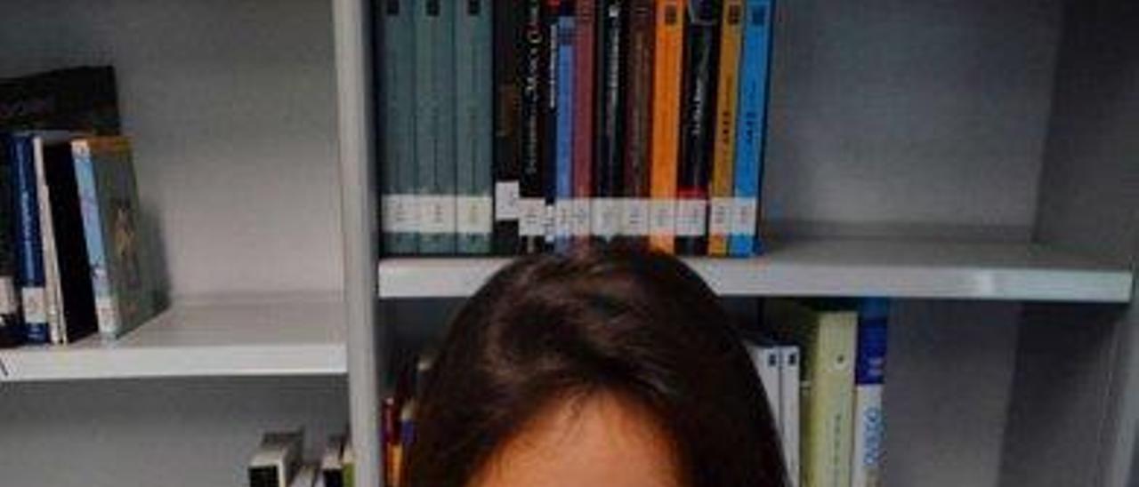 Elisa Hernanz, en la biblioteca del Instituto de Arriondas.