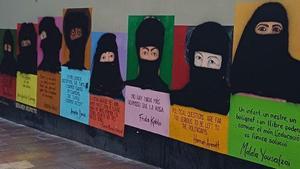 Vandalizan un mural del 8M en Ciutat Vella con nicabs en los rostros de mujeres