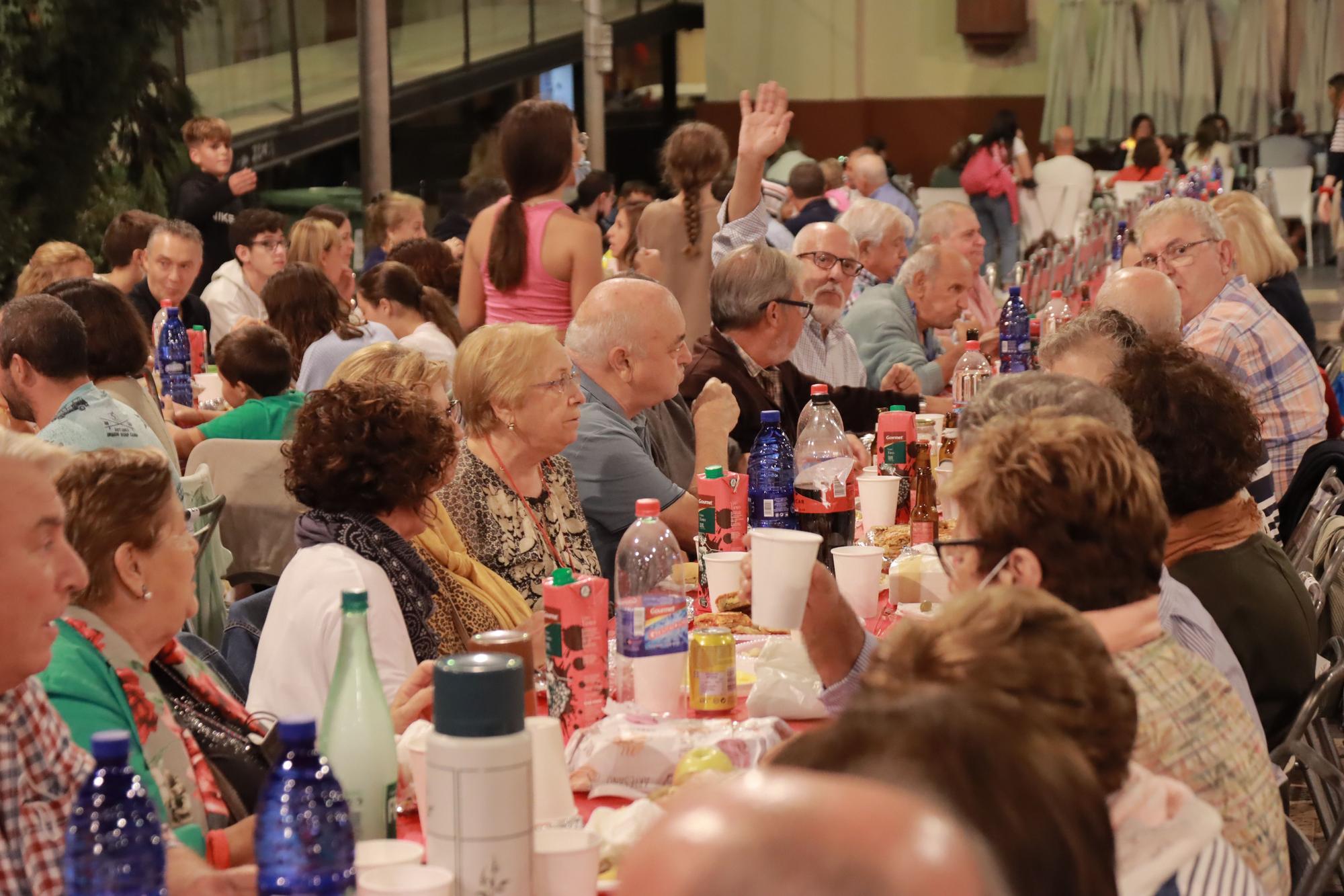 Búscate entre los comensales de la cena de 'pa i porta' en Almassora