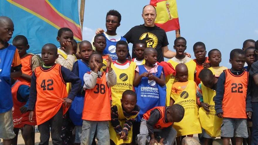 Pablo Varela, excoordinador de proyectos de la ONG Cooperación Internacional en Galicia, con niños del orfanato de Kimbondo, a las afueras de Kinsasa, capital de la República Democrática del Congo.