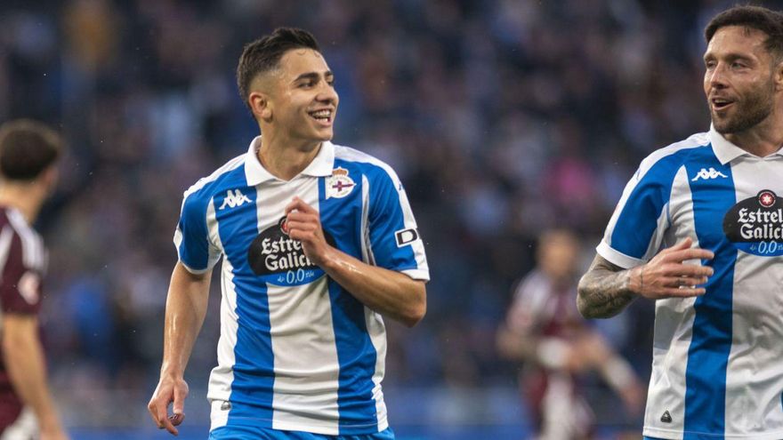 Yeremay Hernández celebra con José Ángel su gol ante el Albacete en Riazor. | Casteleiro/Roller Agencia
