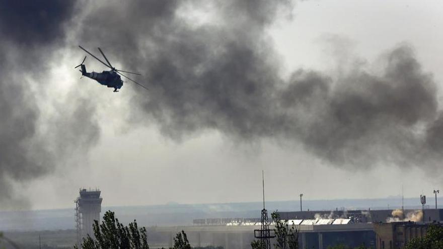 Un helicóptero ucraniano dispara contra la terminal del aeropuerto de Donetsk.