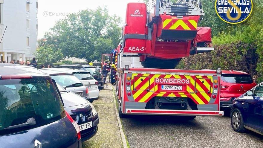 Los servicios de emergencia en la intervención de un incendio en una vivienda en Sevilla.