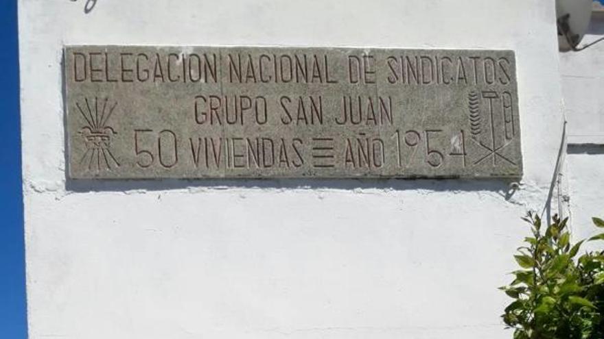 La placa de la promoció de les Cases Barates, al barri de les Cases Noves.