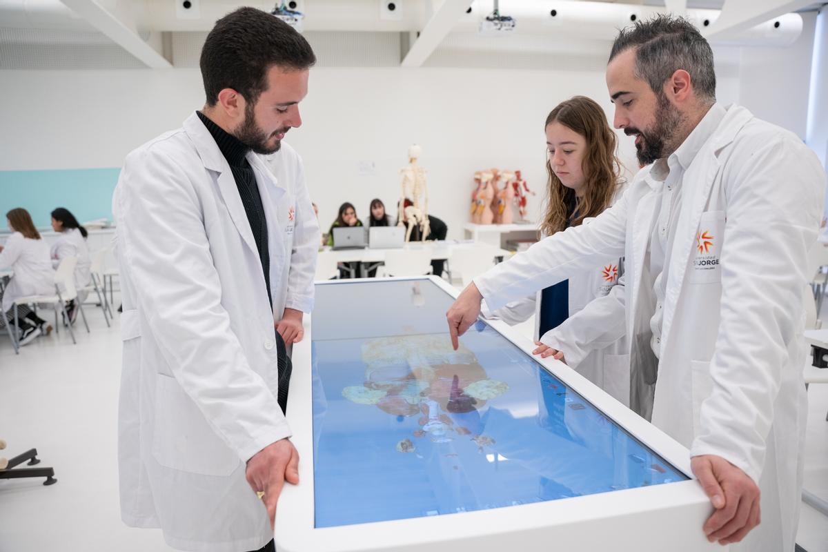 Alumnos realizando prácticas en los espacios de alta simulación de la Facultad de Ciencias de la Salud.