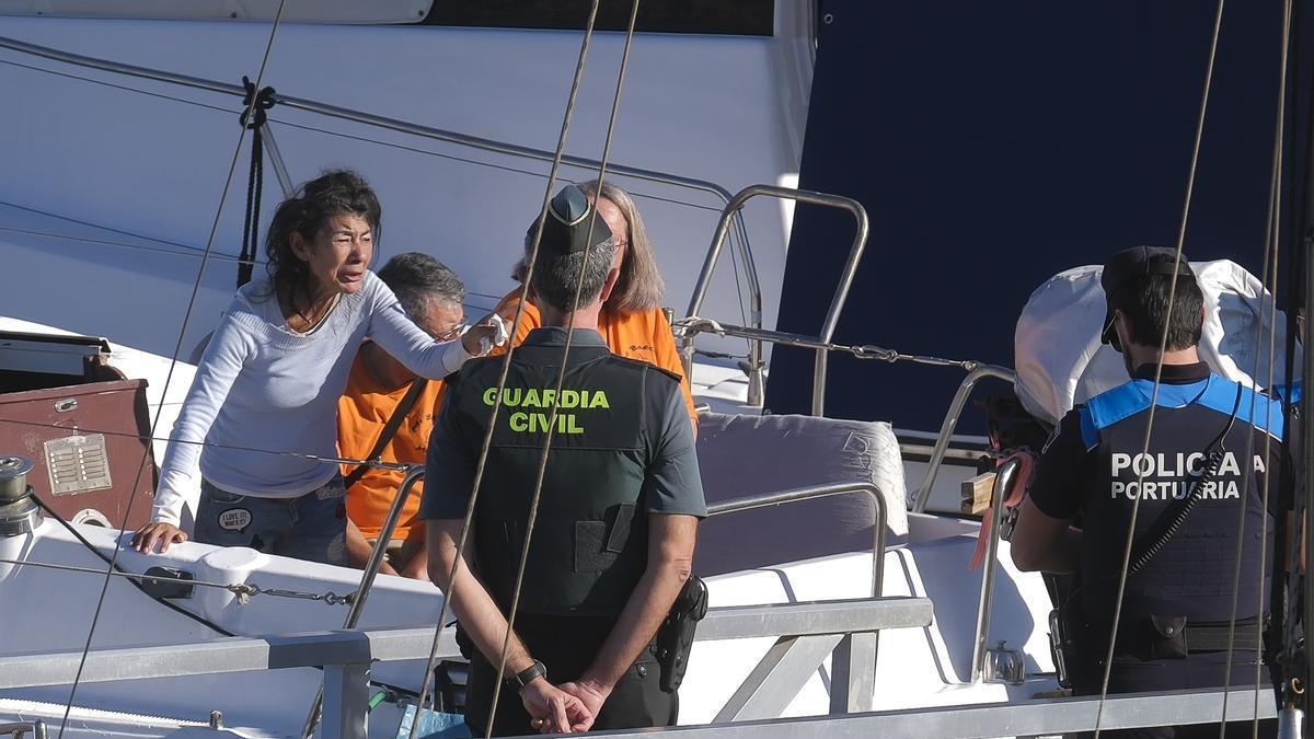 Desahucio en Gran Canaria: la Guardia Civil ejecuta la retirada de un barco con su propietaria dentro en el Muelle Deportivo de Las Palmas